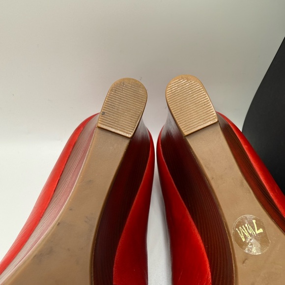 Tory Burch Scarlet Red Wedges with Gold Accent - Picture 12 of 13